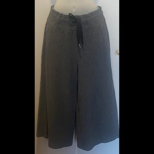 Lululemon gray wide leg pebbled jersey cropped pants size 8